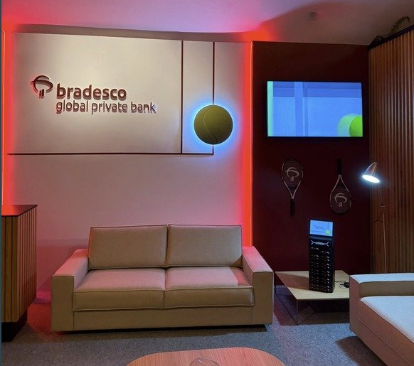 Estação de powerbanks no lounge Bradesco com sofá