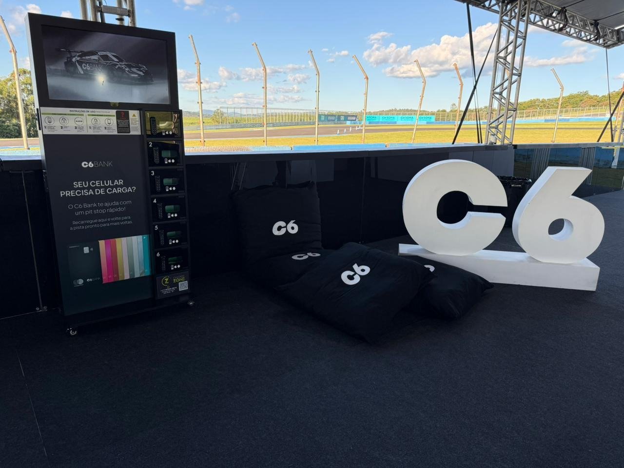 Totem C6 em lounge de evento