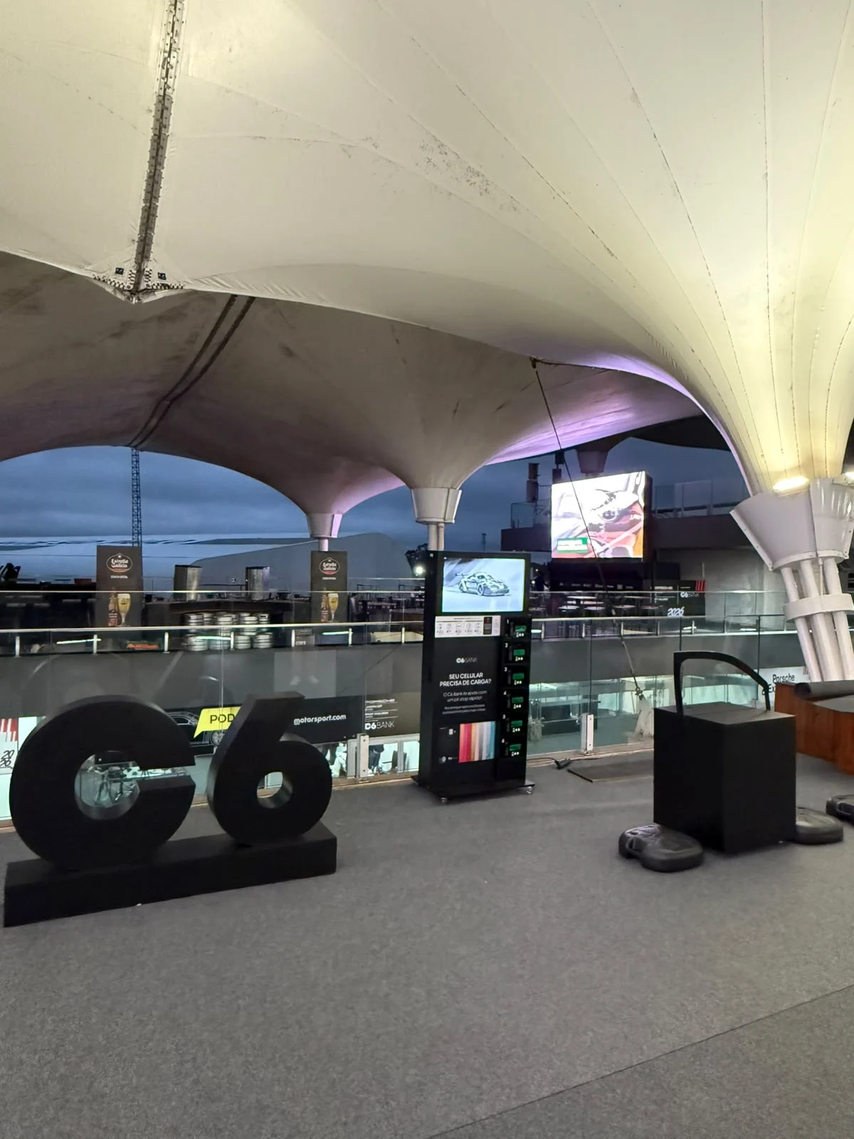 Carregamento de celulares em um lounge de evento