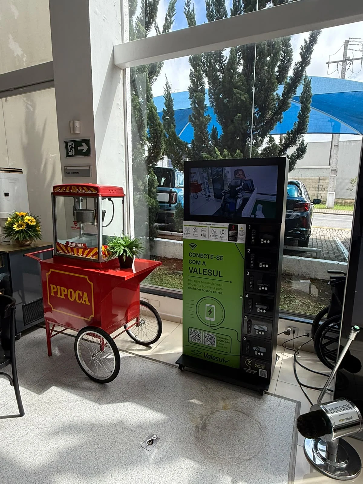 Totem personalizado com tela em ambiente comercial