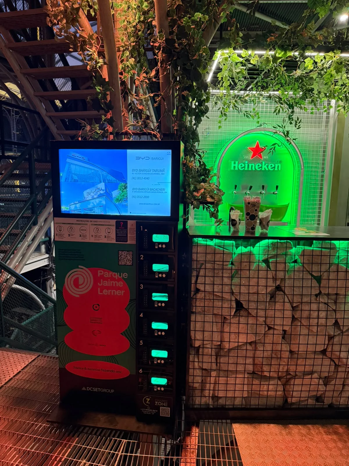 Totem personalizado em ambiente de marca